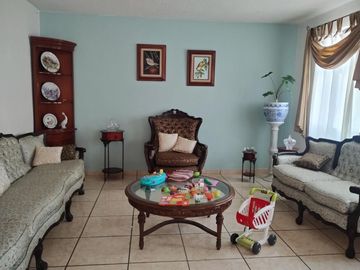 BONITA Y AMPLIA CASA CERCA DEL MERCADO DE ABASTOS, 3 RECAMARAS, COCINA EQUIPADA