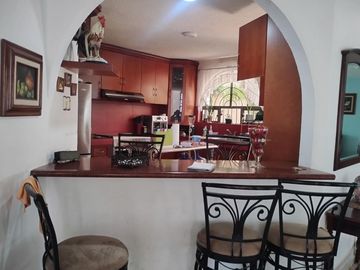 BONITA Y AMPLIA CASA CERCA DEL MERCADO DE ABASTOS, 3 RECAMARAS, COCINA EQUIPADA
