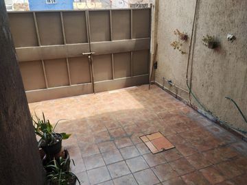 BONITA Y AMPLIA CASA CERCA DEL MERCADO DE ABASTOS, 3 RECAMARAS, COCINA EQUIPADA