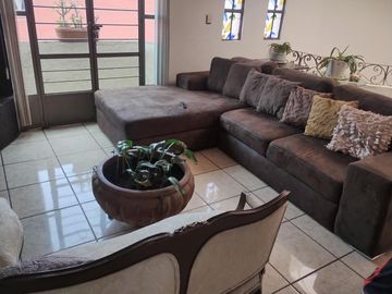 BONITA Y AMPLIA CASA CERCA DEL MERCADO DE ABASTOS, 3 RECAMARAS, COCINA EQUIPADA