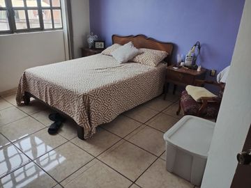 BONITA Y AMPLIA CASA CERCA DEL MERCADO DE ABASTOS, 3 RECAMARAS, COCINA EQUIPADA