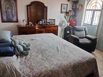 BONITA Y AMPLIA CASA CERCA DEL MERCADO DE ABASTOS, 3 RECAMARAS, COCINA EQUIPADA