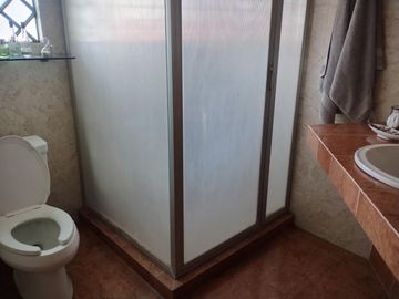 BONITA Y AMPLIA CASA CERCA DEL MERCADO DE ABASTOS, 3 RECAMARAS, COCINA EQUIPADA