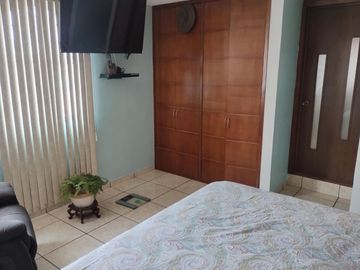 BONITA Y AMPLIA CASA CERCA DEL MERCADO DE ABASTOS, 3 RECAMARAS, COCINA EQUIPADA