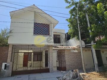 GRAN VENTA DE CASA DE TRES PISOS EN LA URB. LOURDES, PIURA
