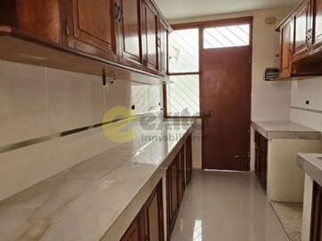 GRAN VENTA DE CASA DE TRES PISOS EN LA URB. LOURDES, PIURA