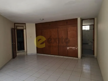 GRAN VENTA DE CASA DE TRES PISOS EN LA URB. LOURDES, PIURA