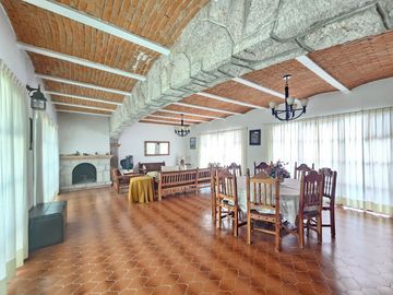 CASA CON ALBERCA EN EL CENTRO DE TEQUISQUIAPAN