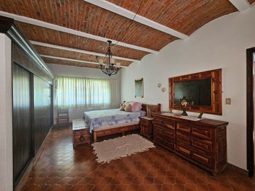 CASA CON ALBERCA EN EL CENTRO DE TEQUISQUIAPAN