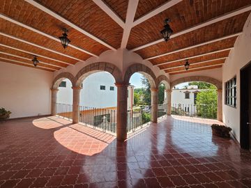 CASA CON ALBERCA EN EL CENTRO DE TEQUISQUIAPAN