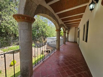 CASA CON ALBERCA EN EL CENTRO DE TEQUISQUIAPAN