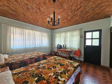 CASA CON ALBERCA EN EL CENTRO DE TEQUISQUIAPAN