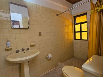 CASA CON ALBERCA EN EL CENTRO DE TEQUISQUIAPAN
