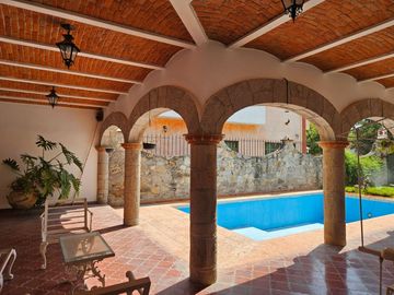 CASA CON ALBERCA EN EL CENTRO DE TEQUISQUIAPAN