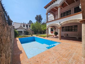 CASA CON ALBERCA EN EL CENTRO DE TEQUISQUIAPAN