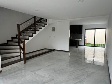 Venta de Casa nueva en Cuenca, sector Ricaurte cerca de las 4 esquinas
