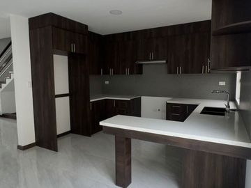 Venta de Casa nueva en Cuenca, sector Ricaurte cerca de las 4 esquinas