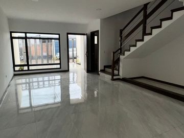 Venta de Casa nueva en Cuenca, sector Ricaurte cerca de las 4 esquinas