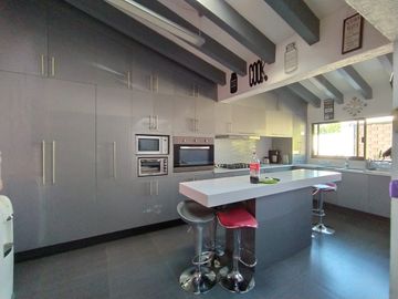 RESIDENCIA EN VENTA CON ALBERCA DENTRO DE EXCLUSIVO FRACCIONAMIENTO