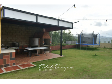 VENTA CASA EN CONJUNTO CON PISCINA CERCA DEL RIO BONDA STA MTA – F.V