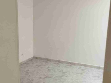 Vendo estupenda casa de  cuatro pisos con cuatro Aptos. independientes