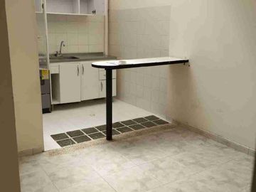 Vendo estupenda casa de  cuatro pisos con cuatro Aptos. independientes