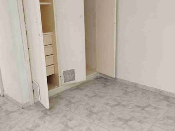 Vendo estupenda casa de  cuatro pisos con cuatro Aptos. independientes