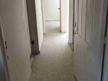 Vendo estupenda casa de  cuatro pisos con cuatro Aptos. independientes