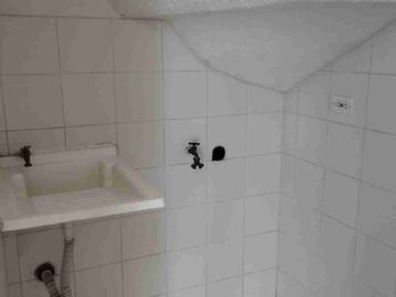 Vendo estupenda casa de  cuatro pisos con cuatro Aptos. independientes