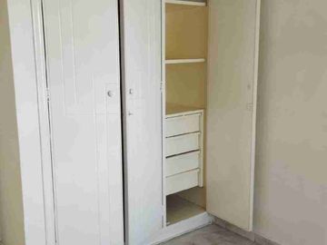 Vendo estupenda casa de  cuatro pisos con cuatro Aptos. independientes