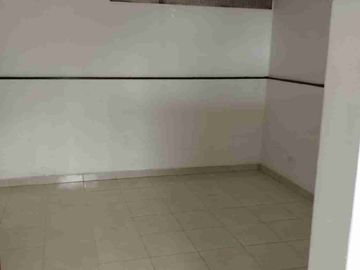 Vendo estupenda casa de  cuatro pisos con cuatro Aptos. independientes