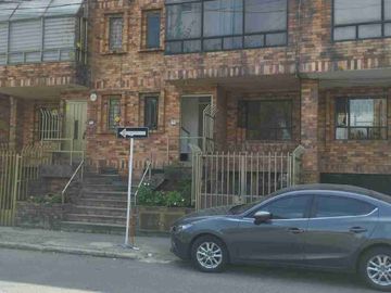 Vendo estupenda casa de  cuatro pisos con cuatro Aptos. independientes