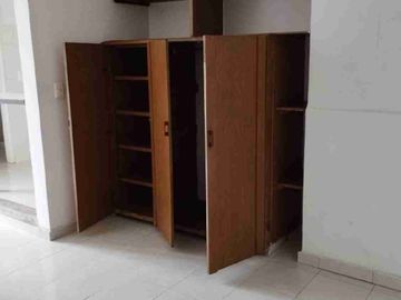 Vendo estupenda casa de  cuatro pisos con cuatro Aptos. independientes