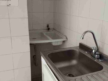 Vendo estupenda casa de  cuatro pisos con cuatro Aptos. independientes