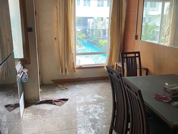 Jual Cepat Lantai 2 Semi Furnished View Kolam Renang