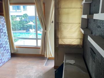 Jual Cepat Lantai 2 Semi Furnished View Kolam Renang