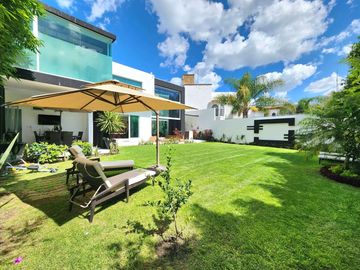 CASA CON AMPLIO JARDÍN EN VENTA, JURICA MISIONES, JURIQUILLA, Qro.
