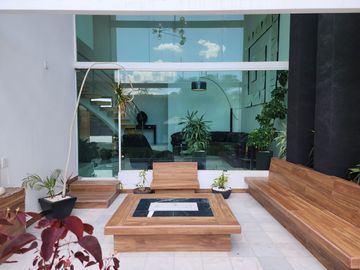 CASA CON AMPLIO JARDÍN EN VENTA, JURICA MISIONES, JURIQUILLA, Qro.