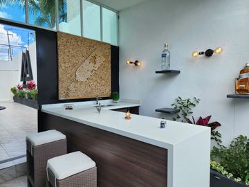 CASA CON AMPLIO JARDÍN EN VENTA, JURICA MISIONES, JURIQUILLA, Qro.