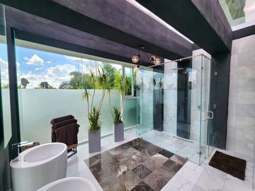 CASA CON AMPLIO JARDÍN EN VENTA, JURICA MISIONES, JURIQUILLA, Qro.