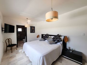 CASA CON AMPLIO JARDÍN EN VENTA, JURICA MISIONES, JURIQUILLA, Qro.