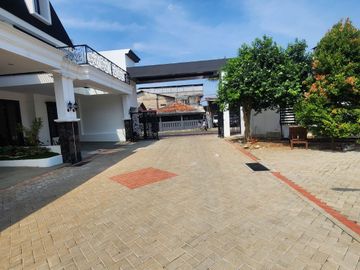 Townhouse Cantik American Classic Area Cirendeu Tangerang Selatan