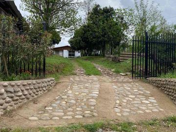 Se vende terreno con casa en Carretones