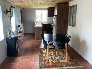 Se vende terreno con casa en Carretones