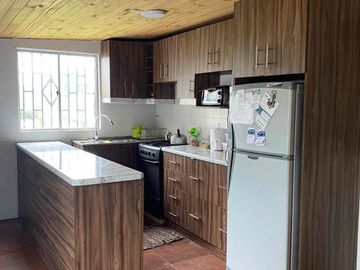 Se vende terreno con casa en Carretones