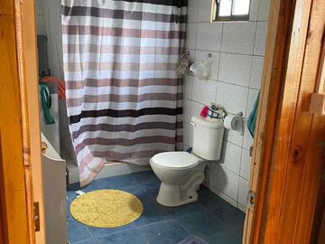 Se vende terreno con casa en Carretones