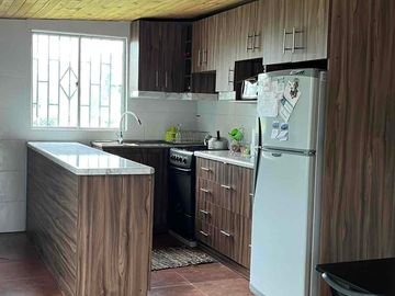 Se vende terreno con casa en Carretones