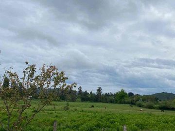 Se vende terreno con casa en Carretones