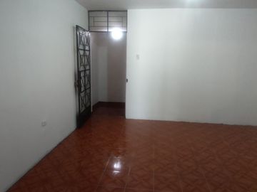 VENDO CASA DE DOS PISOS EN LA URB. EDUCADORES, PIURA