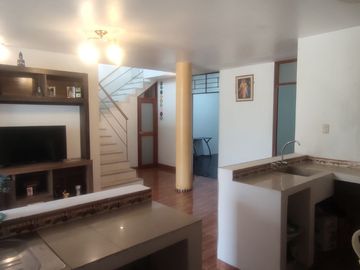 VENDO CASA DE DOS PISOS EN LA URB. EDUCADORES, PIURA
